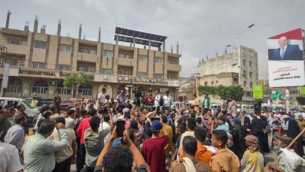 تظاهرة حاشدة في تعز احتجاجًا على تدهور الخدمات العامة