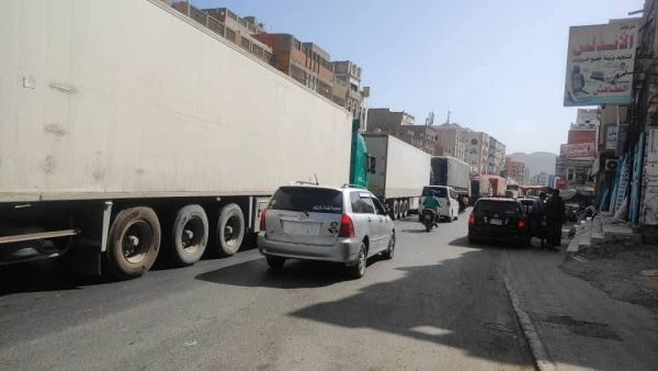 محتجون يقطعون الطريق الدولي في حضرموت احتجاجًا على تدهور الخدمات