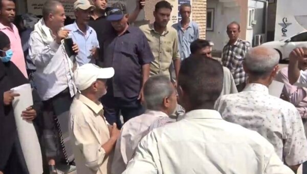 عدن  وقفة احتجاجية في المنصورة للمطالبة بإعادة فتح مستشفى 22 مايو