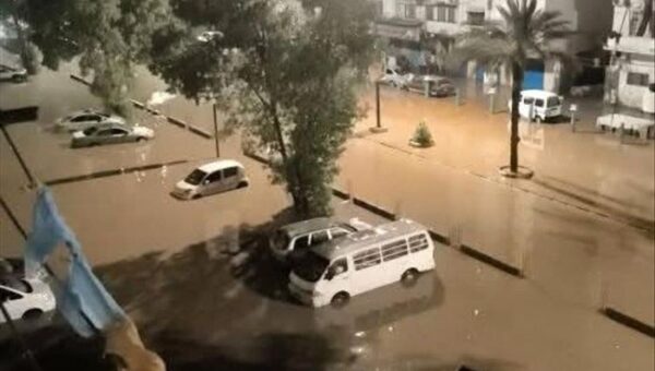 سيول جارفة تجتاح مديريات عدن وتشل الحركة في المرورية