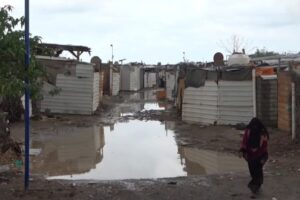 تضرر مئات الاسر النازحة جراء الأمطار في الخوخة