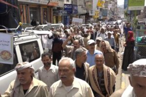 معلمو تعز يبدؤون إضرابًا مفتوحًا بمسيرة حاشدة للمطالبة بتسوية أوضاعهم