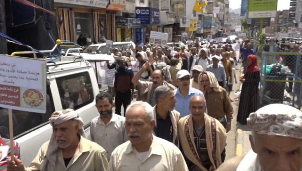 معلمو تعز يبدؤون إضرابًا مفتوحًا بمسيرة حاشدة للمطالبة بتسوية أوضاعهم