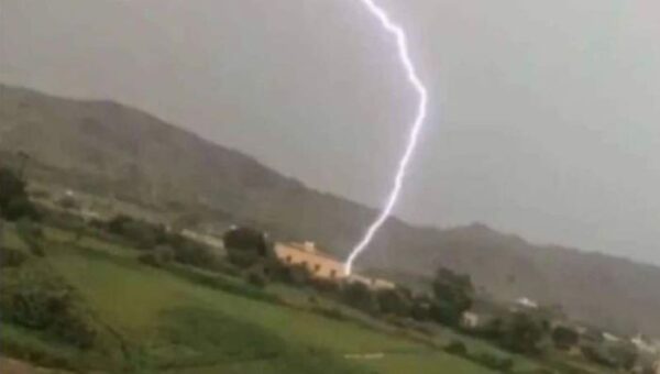 صواعق رعدية تودي بحياة طفلين في ريمة والدفاع المدني يحذر السكان