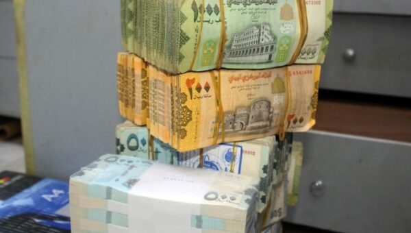 توقعات اقتصادية بعودة مخاطر انخفاض العملة والتضخم