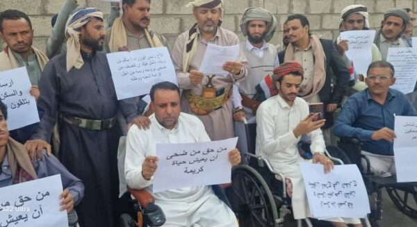 جرحى القوات الحكومية في مارب يطالبون الحكومة بإنصافهم وتسفير الحالات الحرجة للعلاج