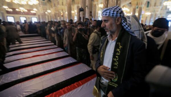 غياب قيادات الصف الأول يثير التساؤلات.. الحوثيون يشيّعون قتلى الغارات الإسرائيلية
