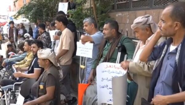 جرحى القوات الحكومية في تعز يحتجون للمطالبة بصرف رواتبهم المتأخرة
