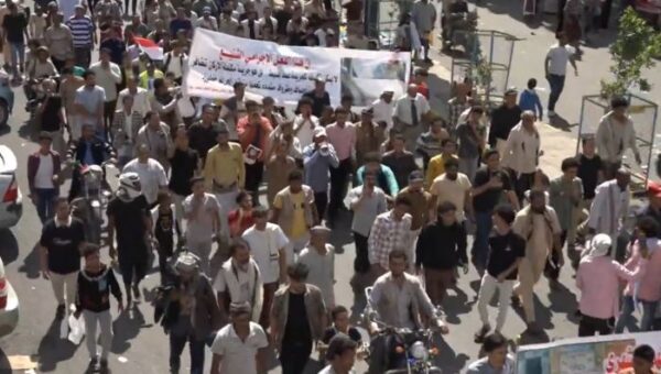 تعز مسيرة غاضبة تندد باغتيال مديرة صندوق النظافة وتطالب بالعدالة