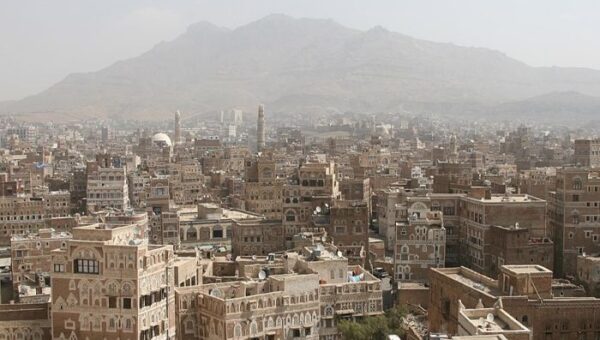 صنعاء.. كساد تجاري وانهيار معيشي يتسببان في إفلاس شركات وإغلاق محلات تجارية