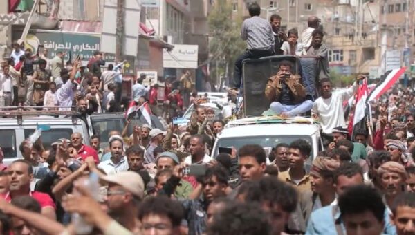 تعز  تواصل التظاهرات للمطالبة بالقصاص من قتلة مديرة صندوق النظافة