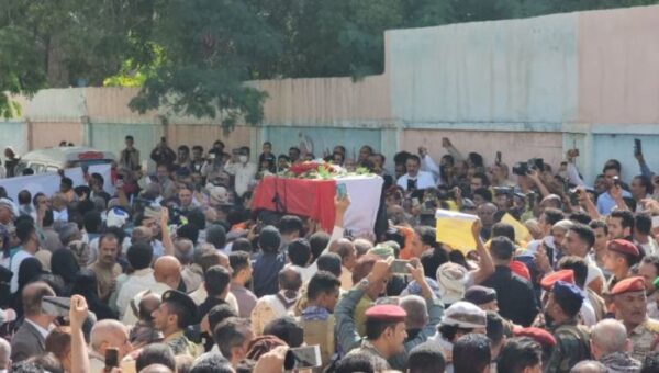 تشييع مهيب لمديرة صندوق النظافة بتعز افتهان المشهري إلى مثواها الأخير