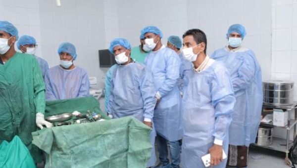 إجراء 25 عملية جراحية في اليوم الثاني من المخيم الطبي بمدينة الشحر