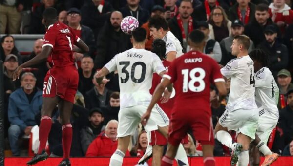 مانشستر يونايتد يحسم كلاسيكو إنجلترا بفوزه على ليفربول
