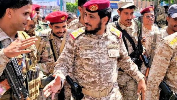 عبوة ناسفة تستهدف رئيس عمليات محور تعز العميد عدنان رزيق وتسفر عن جرحى