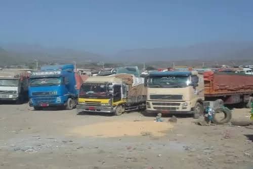 مليشيا الحوثي تحتجز عشرات الشاحنات في نقيل الإبل لفرض جبايات جديدة