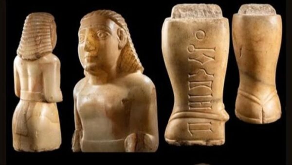 باحث آثار مزاد أمريكي يعرض تمثال نادر و4قطع من آثار اليمن للبيع الشهر المقبل