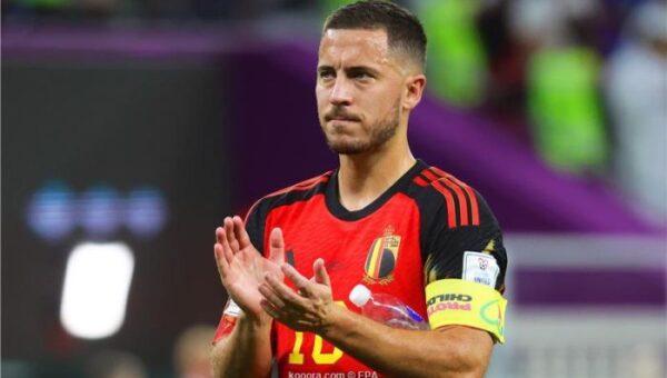 هازارد يعود للأضواء احتفالا بانضمامه لقاعة مشاهير الدورى الإنجليزى