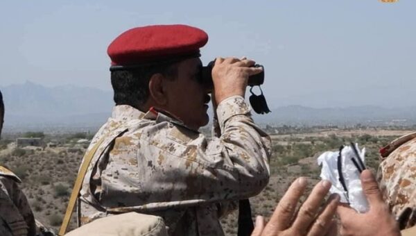 وزير الدفاع يزور جبهة الضالع ويلتقي بقيادة المحافظة