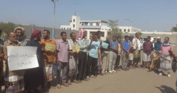 موظفون نازحون من البيضاء يحتجون في عدن للمطالبة بمرتباتهم المتوقفة