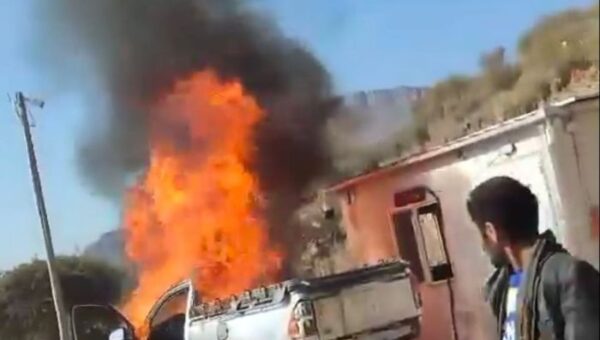 دمت.. بائع قات يضرم النيران في سيارته احتجاجا على الجبايات الحوثية