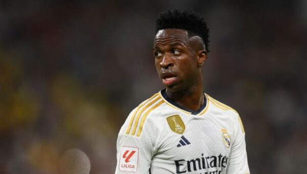 باريس سان جيرمان يستهدف فينيسيوس بمكافأة توقيع مغرية لضمه مجانا