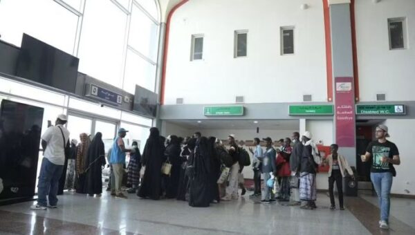 الأم المتحد: 148 لاجئًا صوماليًا يصلون مقديشو عائدين من اليمن