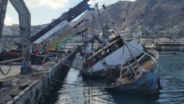 انتشال أكبر سفينة غارقة في ميناء الاصطياد بعدن