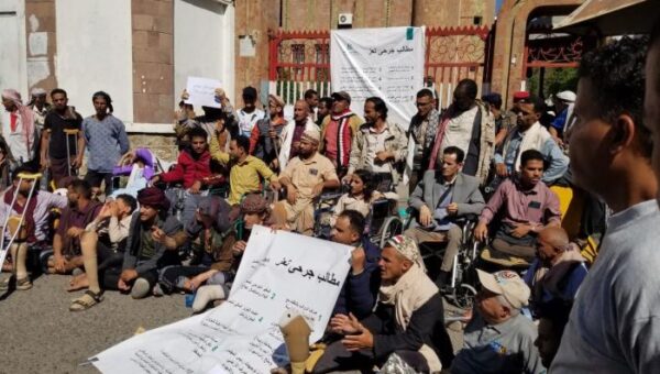 جرحى القوات الحكومية بتعز يشرعون في اعتصام مفتوح