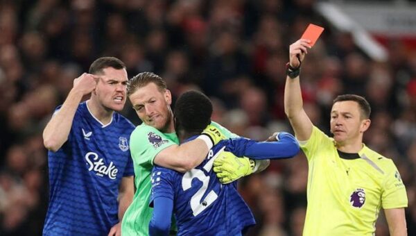 إدريسا جانا جايي يعتذر عن واقعة صفع زميله في مباراة مانشستر يونايتد