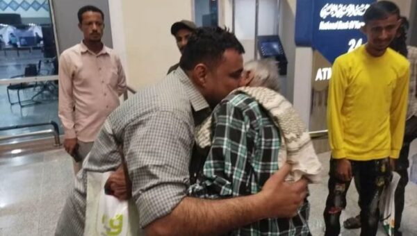 أمن مطار عدن يعتقل بحارًا يمنيًا فور وصوله بعد تحرره من الأسر الإيراني