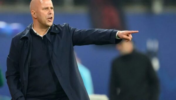 ليفربول يحذر سلوت: الفوز على وست هام وسندرلاند أو الإقالة