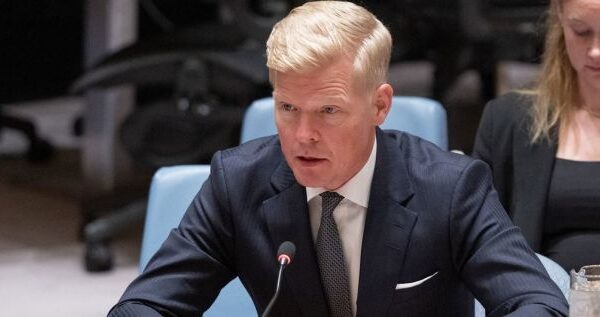 مبعوث الأمم المتحدة يلمح إلى احتمال إحياء محادثات السلام اليمنية