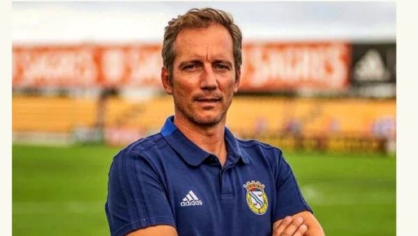 تقارير مغربية: الجيش الملكي يخطط لإقالة سانتوس من تدريب الفريق