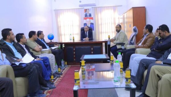 وزير الصناعة والتجارة يتفقد مكتب الوزارة في مأرب وينفذ زيارة ميدانية للرقابة على الأسواق.