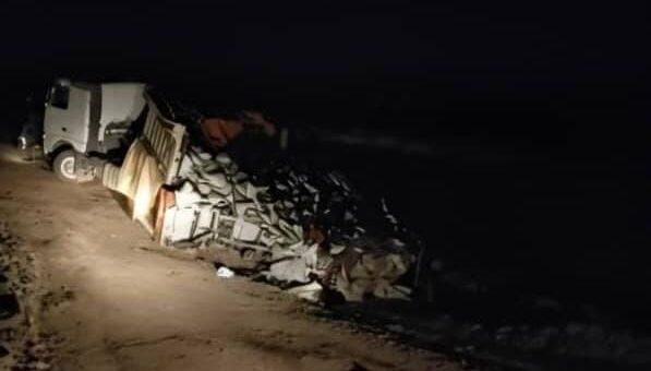 لحج.. انقلاب شاحنة لنقل البضائع على طريق مديرية القبيطة