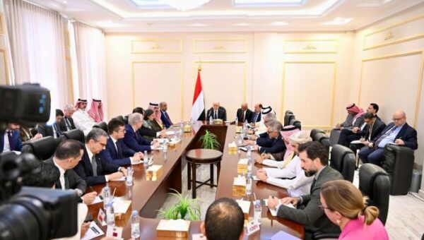 رشاد العليمي يضع سفراء الدول الراعية للعملية السياسية على مستجدات الأوضاع ويصف قرارات المجلس الانتقالي بالاحادية