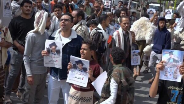 مئات المواطنين في تعز يتظاهرون للمطالبة بالقبض على قاتل الطفل مرسال عيدروس