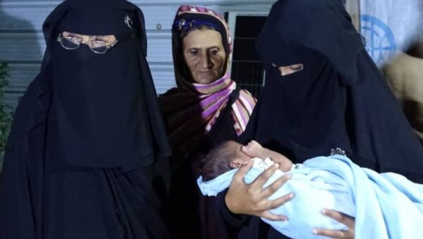 الحديدة.. الأمن يعيد طفلة رضيعة لوالديها في الخوخة ويوقف المختطفين