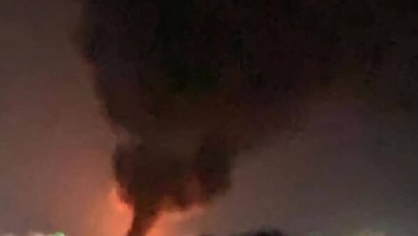 فرق الإطفاء تسيطر على حريق في سيارة نقل محروقات بمطار عتق الدولي دون إصابات