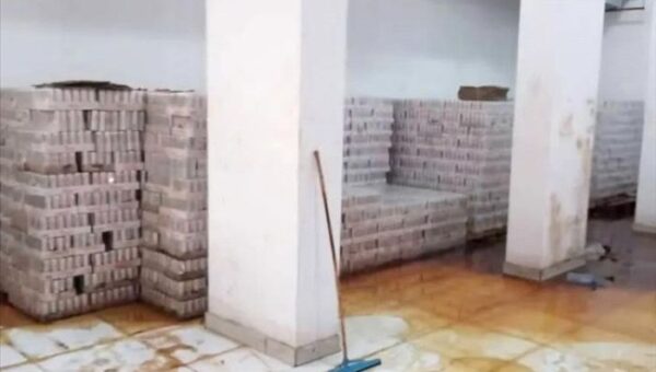 عدن.. ضبط مشروبات غازية منتهية قبل توزيعها في الأسواق