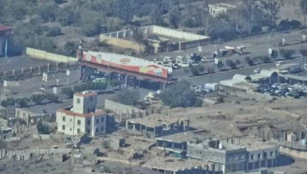 مليشيا الحوثي تغلق المدخل الشرقي لتعز وتمنع عبور الشاحنات