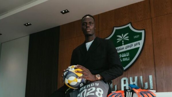 أهلي جدة يجدد عقد حارسه ميندي حتى 2028