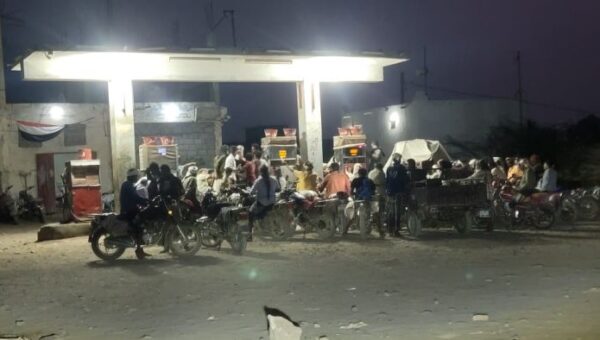 أزمة وقود خانقة تشل مديريات جنوب الحديدة وسط مخاوف من “جرعة” سعرية وشيكة