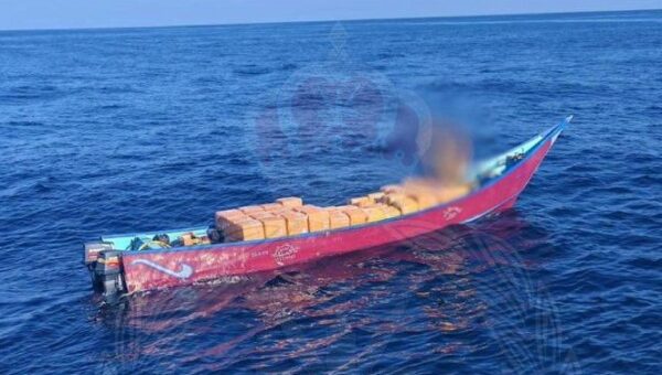 شرطة عُمان تضبط قارب تهريب يحمل مخدرات وأربعة يمنيين في المياه الإقليمية