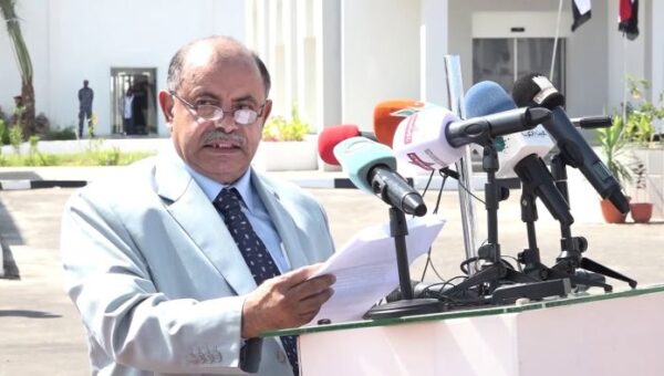 السلطة المحلية في حضرموت تعلن وقوفها خلف القيادة الرئاسي وتطالب بمغادرة قوات المجلس الانتقالي للمحافظة