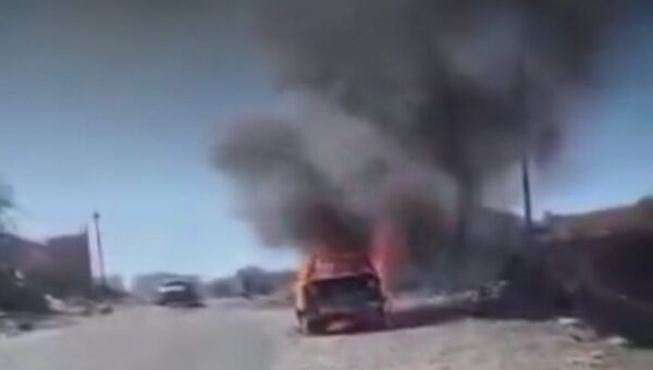 مواطن يحرق سيارته أمام إدارة أمن الصومعة احتجاجًا على استيلاء قيادات حوثية عليها وتخريبها