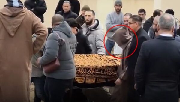 حكيم زياش يودّع شقيقه فى جنازة مؤثرة بمدينة بركان فى المغرب