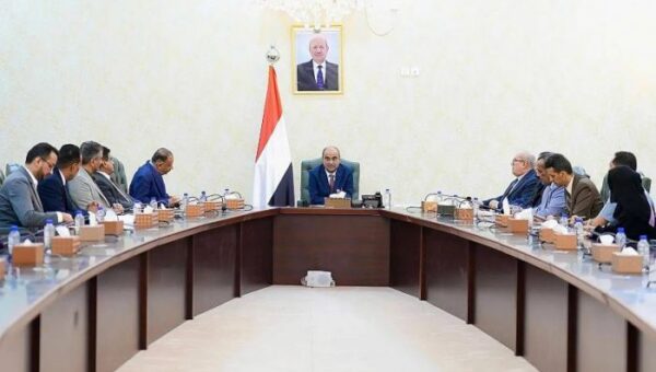 الحكومة ترحب بإعلان الطوارئ وتؤيد قرارات رئيس مجلس القيادة الرئاسي