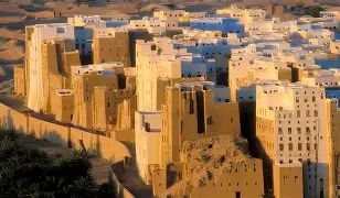 مدير آثار حضرموت الوادي والصحراء ينفي أنباء تعرض متحف سيئون للنهب